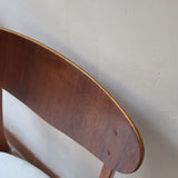 Lot de 5 chaises scandinaves en teck années 60 avec dossier galbé et assises retapissées en bouclette écru.