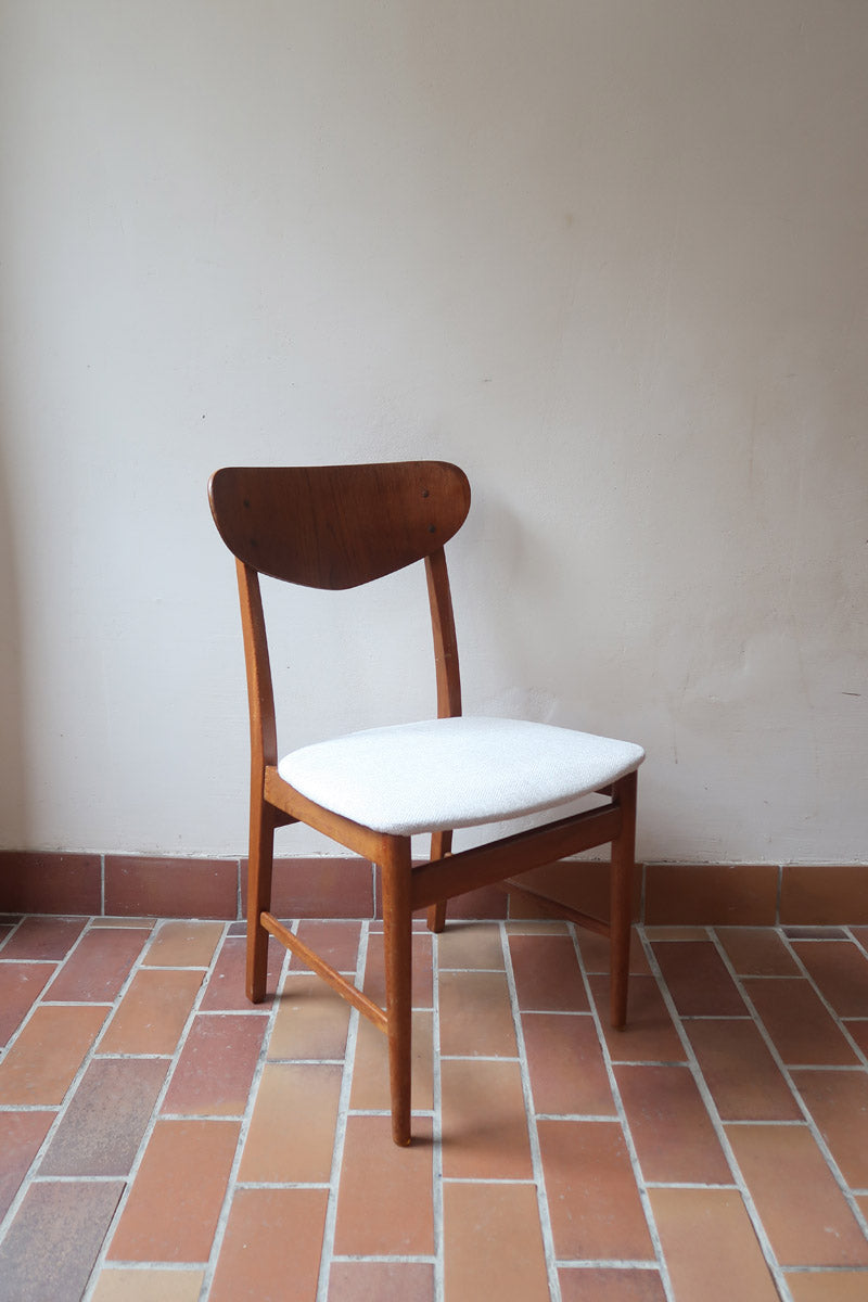 Lot de 5 chaises scandinaves en teck années 60 avec dossier galbé et assises retapissées en bouclette écru.
