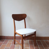 Lot de 5 chaises scandinaves en teck années 60 avec dossier galbé et assises retapissées en bouclette écru.