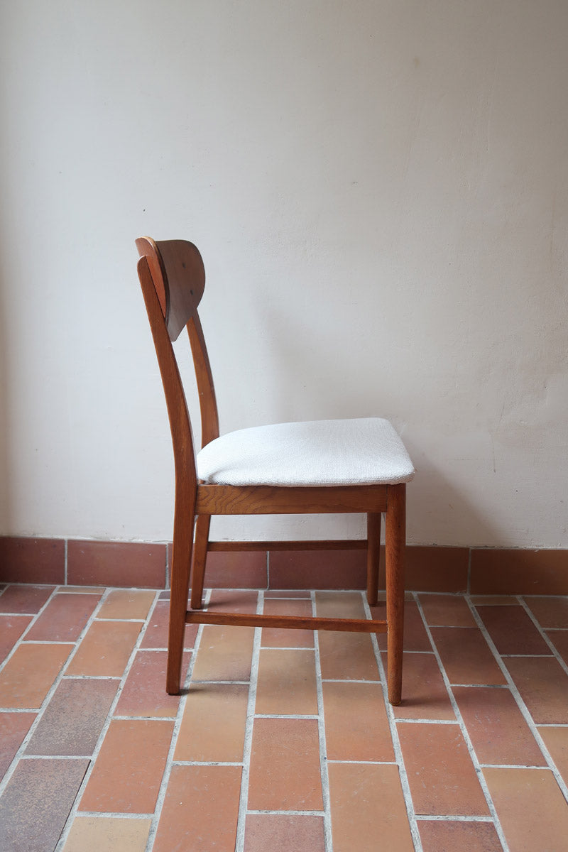 Lot de 5 chaises scandinaves en teck années 60 avec dossier galbé et assises retapissées en bouclette écru.