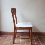 Lot de 5 chaises scandinaves en teck années 60 avec dossier galbé et assises retapissées en bouclette écru.