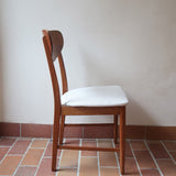 Lot de 5 chaises scandinaves en teck années 60 avec dossier galbé et assises retapissées en bouclette écru.