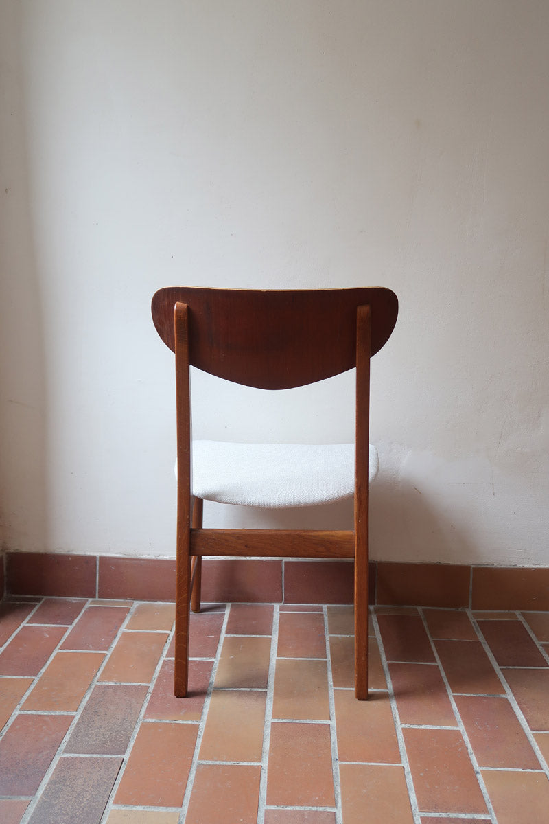 Lot de 5 chaises scandinaves en teck années 60 avec dossier galbé et assises retapissées en bouclette écru.