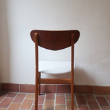 Lot de 5 chaises scandinaves en teck années 60 avec dossier galbé et assises retapissées en bouclette écru.