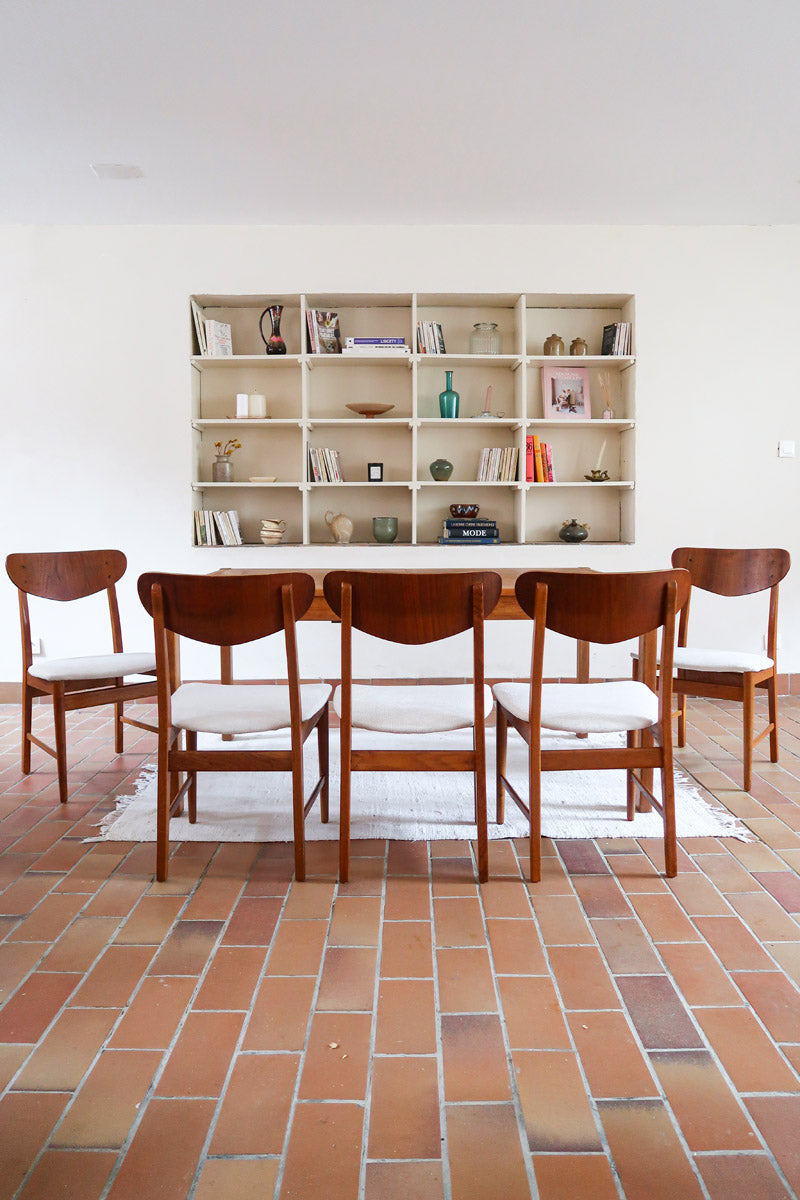 Lot de 5 chaises scandinaves en teck années 60 avec dossier galbé et assises retapissées en bouclette écru.