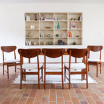 Lot de 5 chaises scandinaves en teck années 60 avec dossier galbé et assises retapissées en bouclette écru.