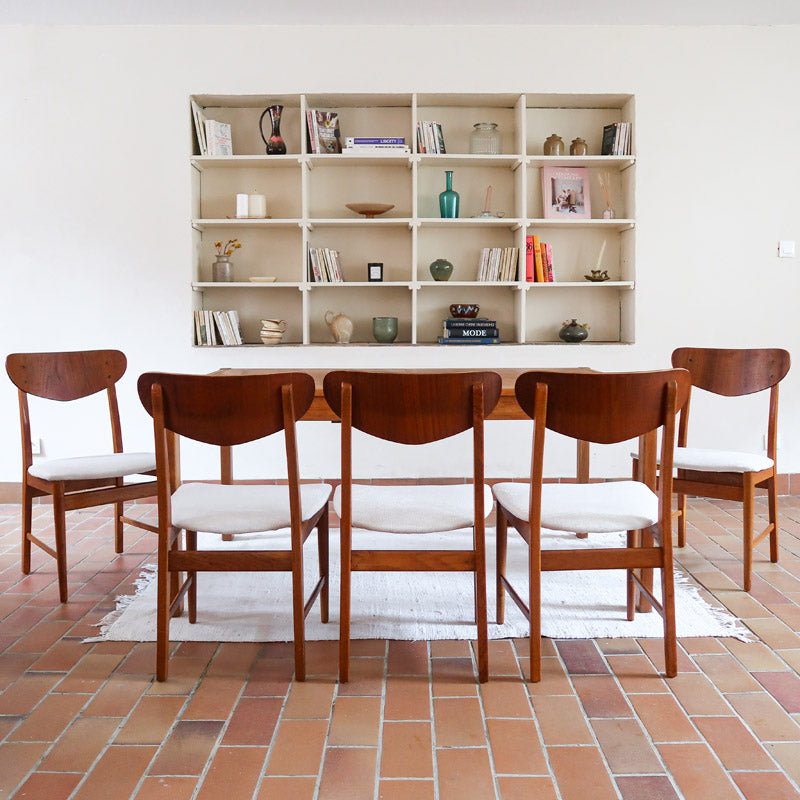 Lot de 5 chaises scandinaves en teck années 60 avec dossier galbé et assises retapissées en bouclette écru.