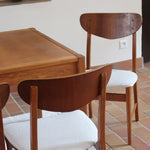 Lot de 5 chaises scandinaves en teck années 60 avec dossier galbé et assises retapissées en bouclette écru.