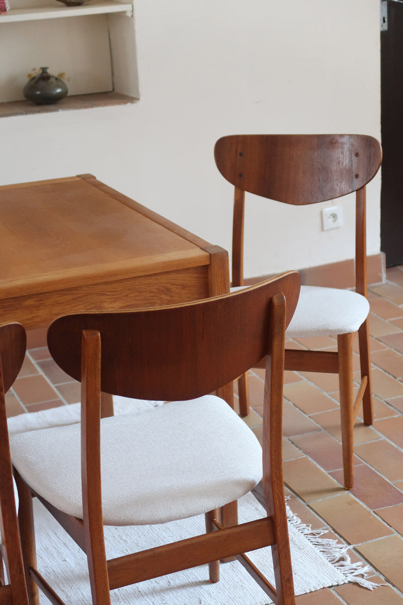Lot de 5 chaises scandinaves en teck années 60 avec dossier galbé et assises retapissées en bouclette écru.