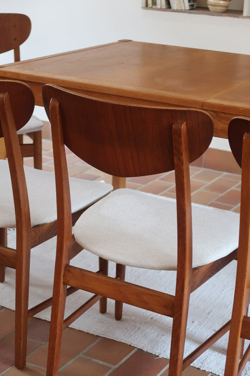 Lot de 5 chaises scandinaves en teck années 60 avec dossier galbé et assises retapissées en bouclette écru.