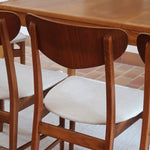 Lot de 5 chaises scandinaves en teck années 60 avec dossier galbé et assises retapissées en bouclette écru.