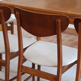 Lot de 5 chaises scandinaves en teck années 60 avec dossier galbé et assises retapissées en bouclette écru.