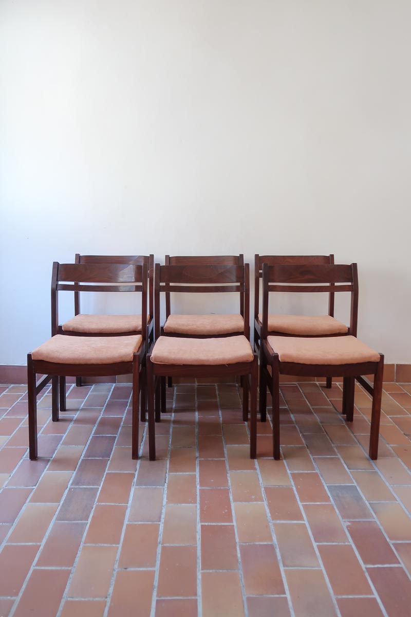 Lot de six chaises vintage en bois massif avec assise en velours couleur pêche, style Baumann ou Dyrlund, présentées seules et en mise en situation.