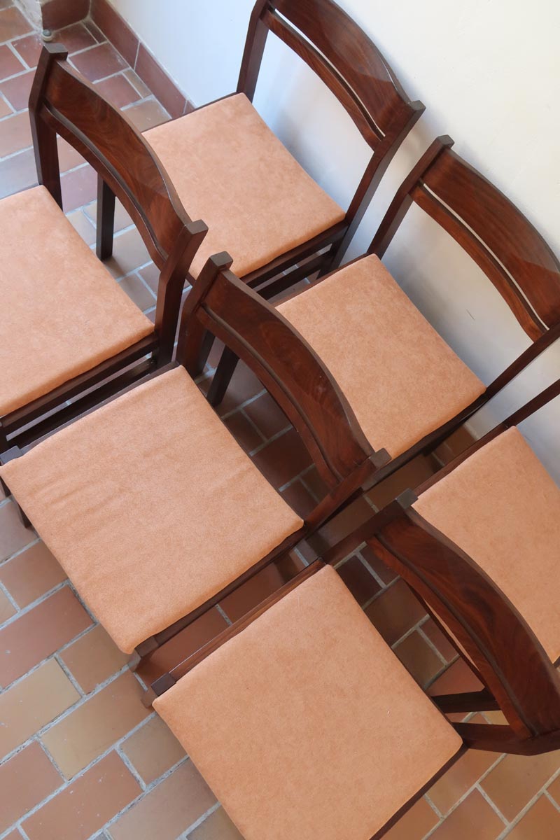 Lot de six chaises vintage en bois massif avec assise en velours couleur pêche, style Baumann ou Dyrlund, présentées seules et en mise en situation.