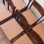Lot de six chaises vintage en bois massif avec assise en velours couleur pêche, style Baumann ou Dyrlund, présentées seules et en mise en situation.