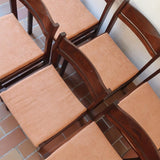 Lot de six chaises vintage en bois massif avec assise en velours couleur pêche, style Baumann ou Dyrlund, présentées seules et en mise en situation.