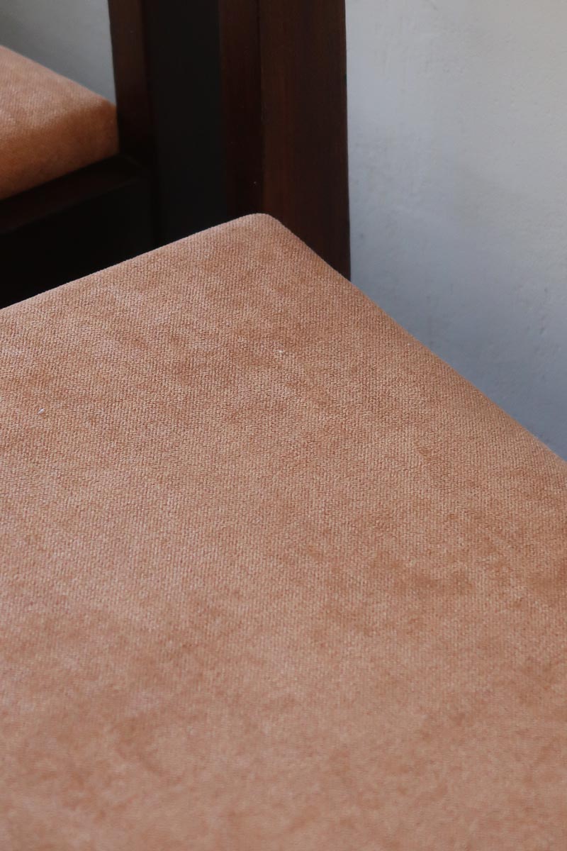 Lot de six chaises vintage en bois massif avec assise en velours couleur pêche, style Baumann ou Dyrlund, présentées seules et en mise en situation.