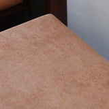 Lot de six chaises vintage en bois massif avec assise en velours couleur pêche, style Baumann ou Dyrlund, présentées seules et en mise en situation.