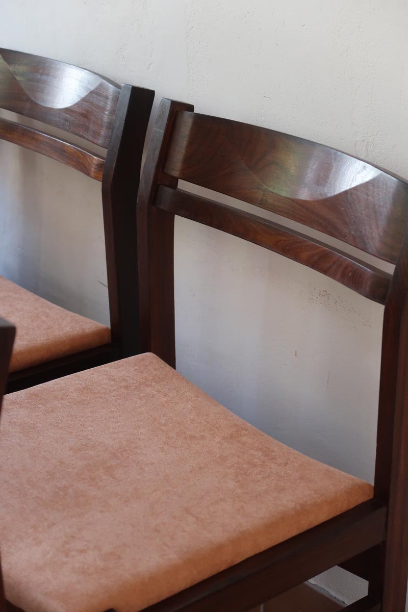 Lot de six chaises vintage en bois massif avec assise en velours couleur pêche, style Baumann ou Dyrlund, présentées seules et en mise en situation.