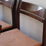 Lot de six chaises vintage en bois massif avec assise en velours couleur pêche, style Baumann ou Dyrlund, présentées seules et en mise en situation.