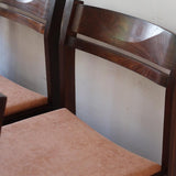 Lot de six chaises vintage en bois massif avec assise en velours couleur pêche, style Baumann ou Dyrlund, présentées seules et en mise en situation.