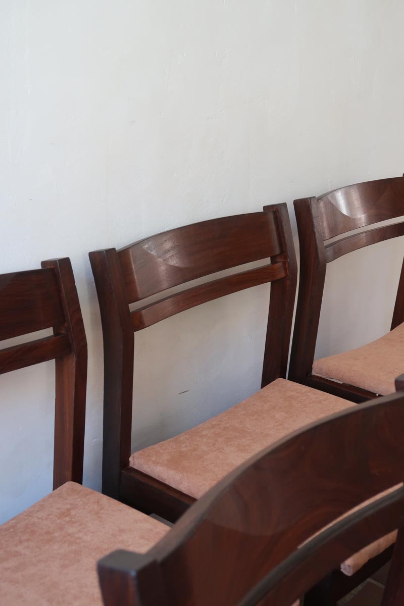 Lot de six chaises vintage en bois massif avec assise en velours couleur pêche, style Baumann ou Dyrlund, présentées seules et en mise en situation.