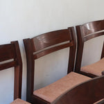 Lot de six chaises vintage en bois massif avec assise en velours couleur pêche, style Baumann ou Dyrlund, présentées seules et en mise en situation.