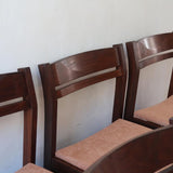 Lot de six chaises vintage en bois massif avec assise en velours couleur pêche, style Baumann ou Dyrlund, présentées seules et en mise en situation.