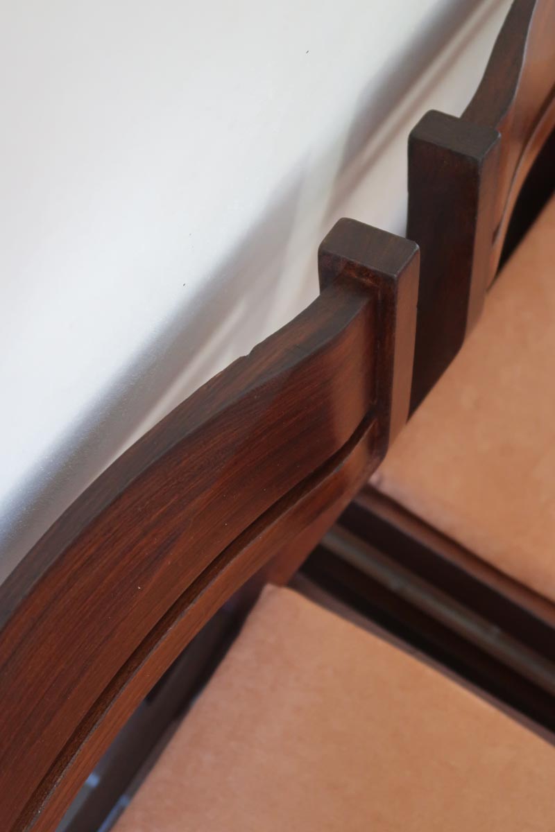 Lot de six chaises vintage en bois massif avec assise en velours couleur pêche, style Baumann ou Dyrlund, présentées seules et en mise en situation.