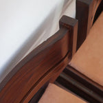 Lot de six chaises vintage en bois massif avec assise en velours couleur pêche, style Baumann ou Dyrlund, présentées seules et en mise en situation.