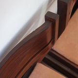 Lot de six chaises vintage en bois massif avec assise en velours couleur pêche, style Baumann ou Dyrlund, présentées seules et en mise en situation.