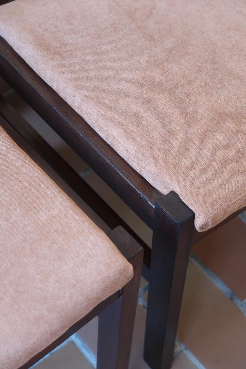 Lot de six chaises vintage en bois massif avec assise en velours couleur pêche, style Baumann ou Dyrlund, présentées seules et en mise en situation.