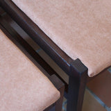 Lot de six chaises vintage en bois massif avec assise en velours couleur pêche, style Baumann ou Dyrlund, présentées seules et en mise en situation.