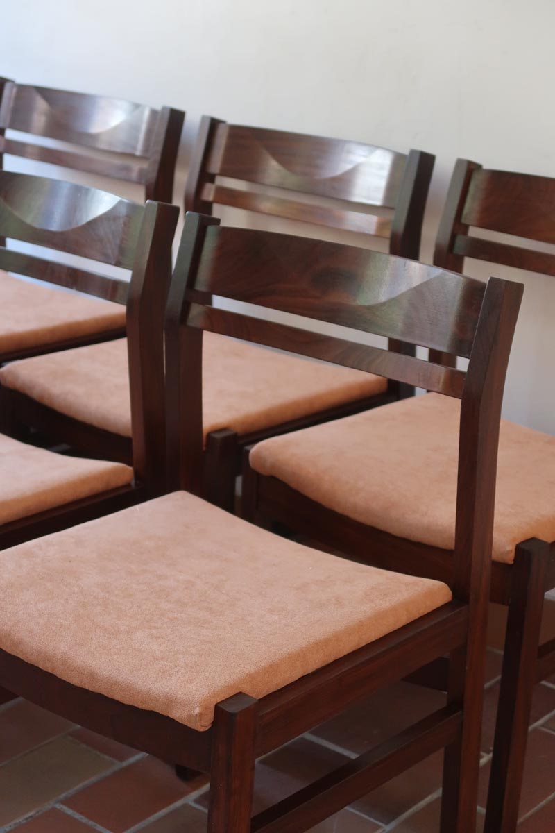 Lot de six chaises vintage en bois massif avec assise en velours couleur pêche, style Baumann ou Dyrlund, présentées seules et en mise en situation.