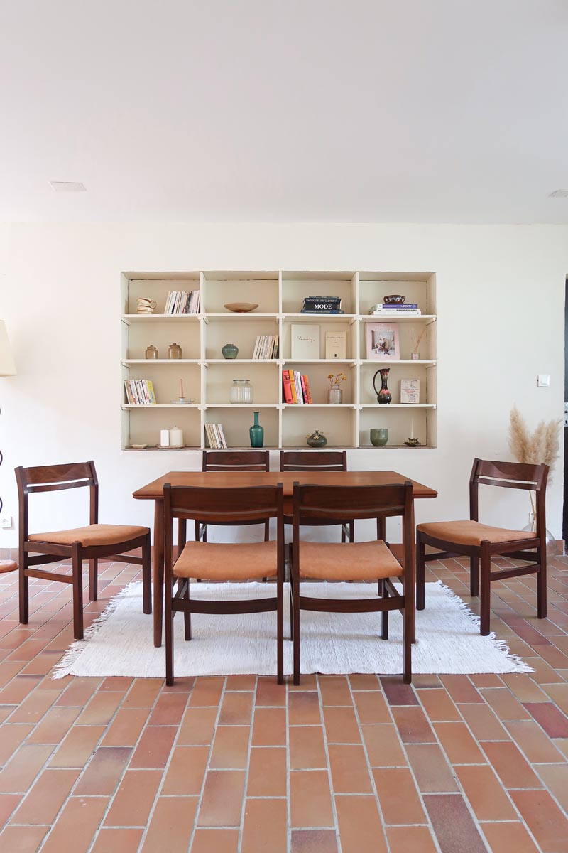 Lot de six chaises vintage en bois massif avec assise en velours couleur pêche, style Baumann ou Dyrlund, présentées seules et en mise en situation.