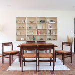 Lot de six chaises vintage en bois massif avec assise en velours couleur pêche, style Baumann ou Dyrlund, présentées seules et en mise en situation.