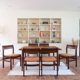 Lot de six chaises vintage en bois massif avec assise en velours couleur pêche, style Baumann ou Dyrlund, présentées seules et en mise en situation.