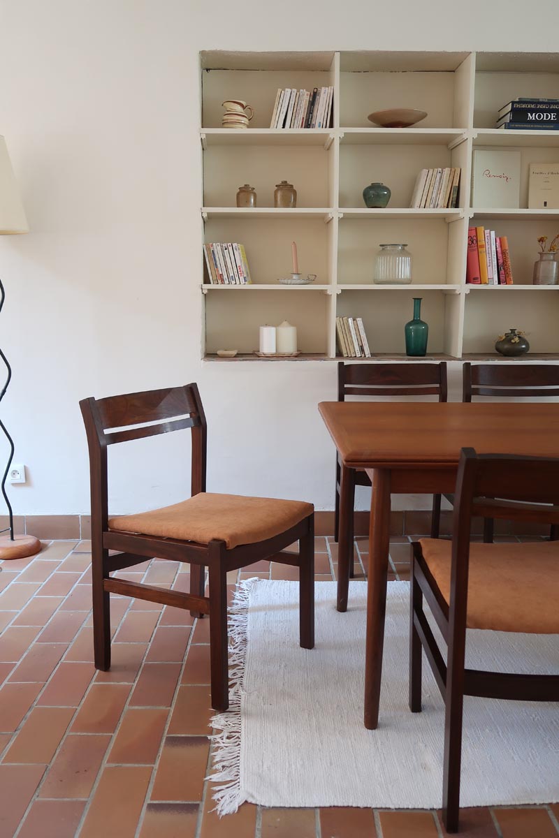 Lot de six chaises vintage en bois massif avec assise en velours couleur pêche, style Baumann ou Dyrlund, présentées seules et en mise en situation.