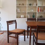 Lot de six chaises vintage en bois massif avec assise en velours couleur pêche, style Baumann ou Dyrlund, présentées seules et en mise en situation.