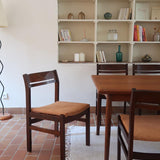 Lot de six chaises vintage en bois massif avec assise en velours couleur pêche, style Baumann ou Dyrlund, présentées seules et en mise en situation.