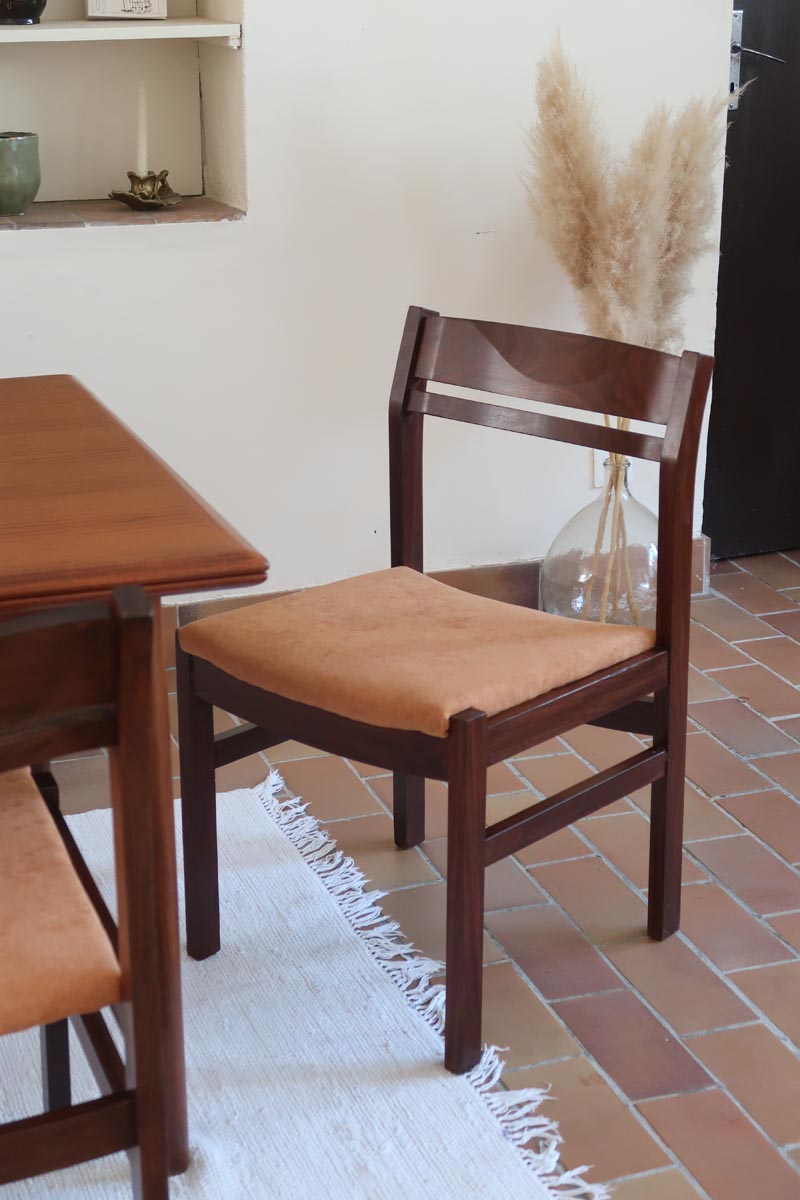 Lot de six chaises vintage en bois massif avec assise en velours couleur pêche, style Baumann ou Dyrlund, présentées seules et en mise en situation.