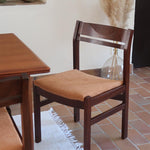 Lot de six chaises vintage en bois massif avec assise en velours couleur pêche, style Baumann ou Dyrlund, présentées seules et en mise en situation.