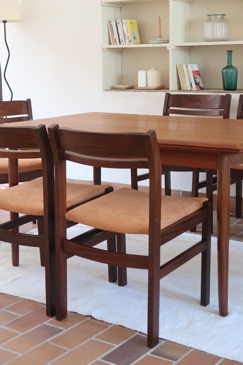 Lot de six chaises vintage en bois massif avec assise en velours couleur pêche, style Baumann ou Dyrlund, présentées seules et en mise en situation.