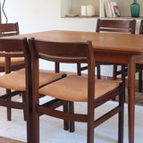 Lot de six chaises vintage en bois massif avec assise en velours couleur pêche, style Baumann ou Dyrlund, présentées seules et en mise en situation.