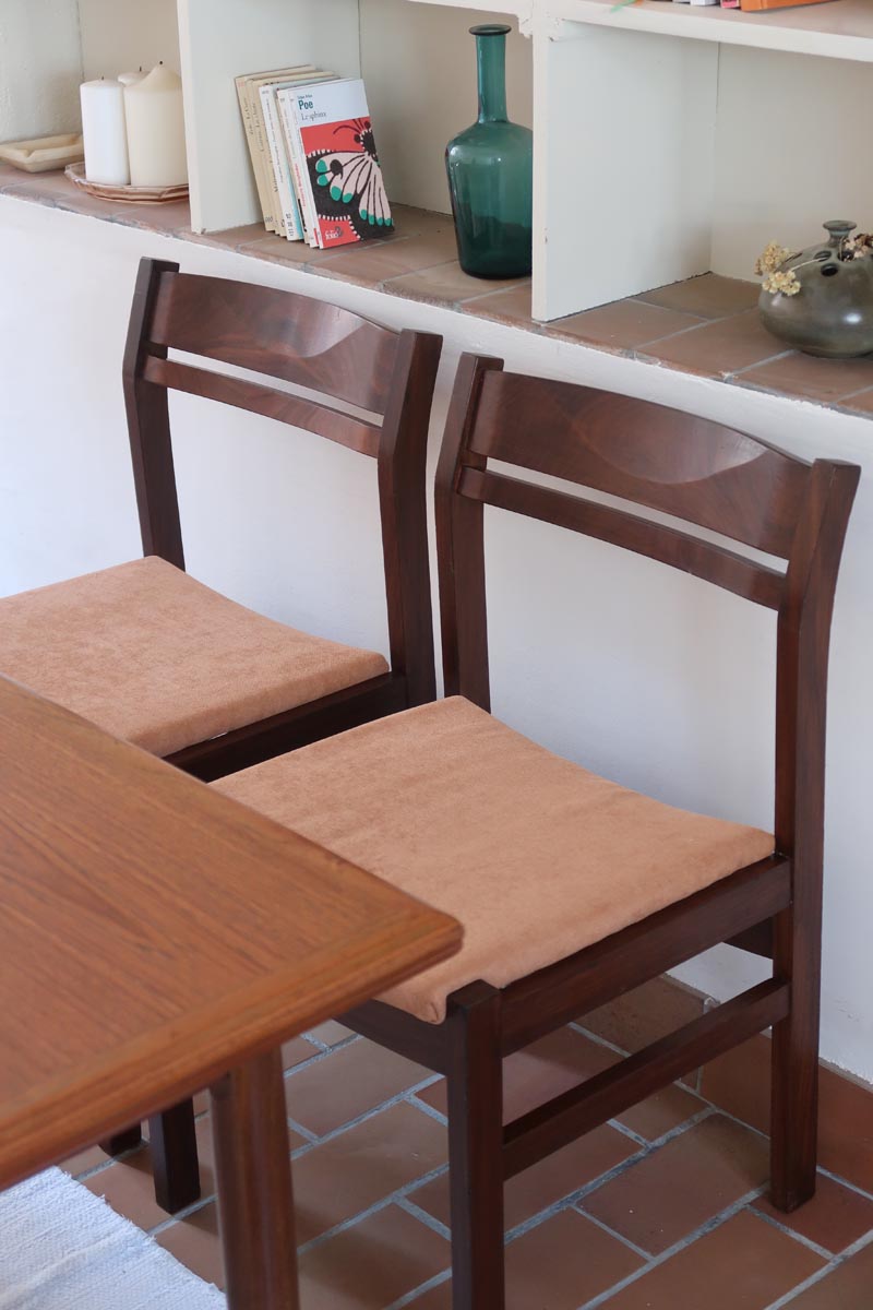 Lot de six chaises vintage en bois massif avec assise en velours couleur pêche, style Baumann ou Dyrlund, présentées seules et en mise en situation.