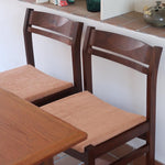 Lot de six chaises vintage en bois massif avec assise en velours couleur pêche, style Baumann ou Dyrlund, présentées seules et en mise en situation.