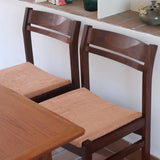 Lot de six chaises vintage en bois massif avec assise en velours couleur pêche, style Baumann ou Dyrlund, présentées seules et en mise en situation.