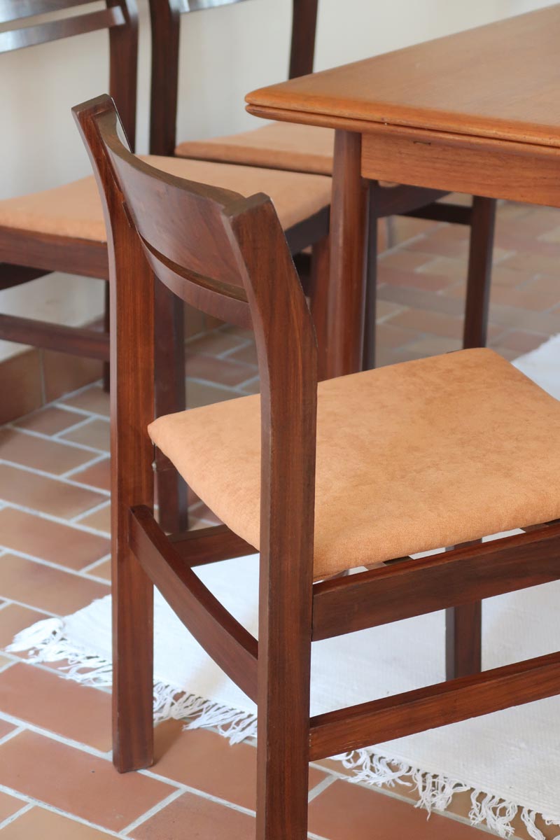 Lot de six chaises vintage en bois massif avec assise en velours couleur pêche, style Baumann ou Dyrlund, présentées seules et en mise en situation.