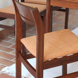 Lot de six chaises vintage en bois massif avec assise en velours couleur pêche, style Baumann ou Dyrlund, présentées seules et en mise en situation.