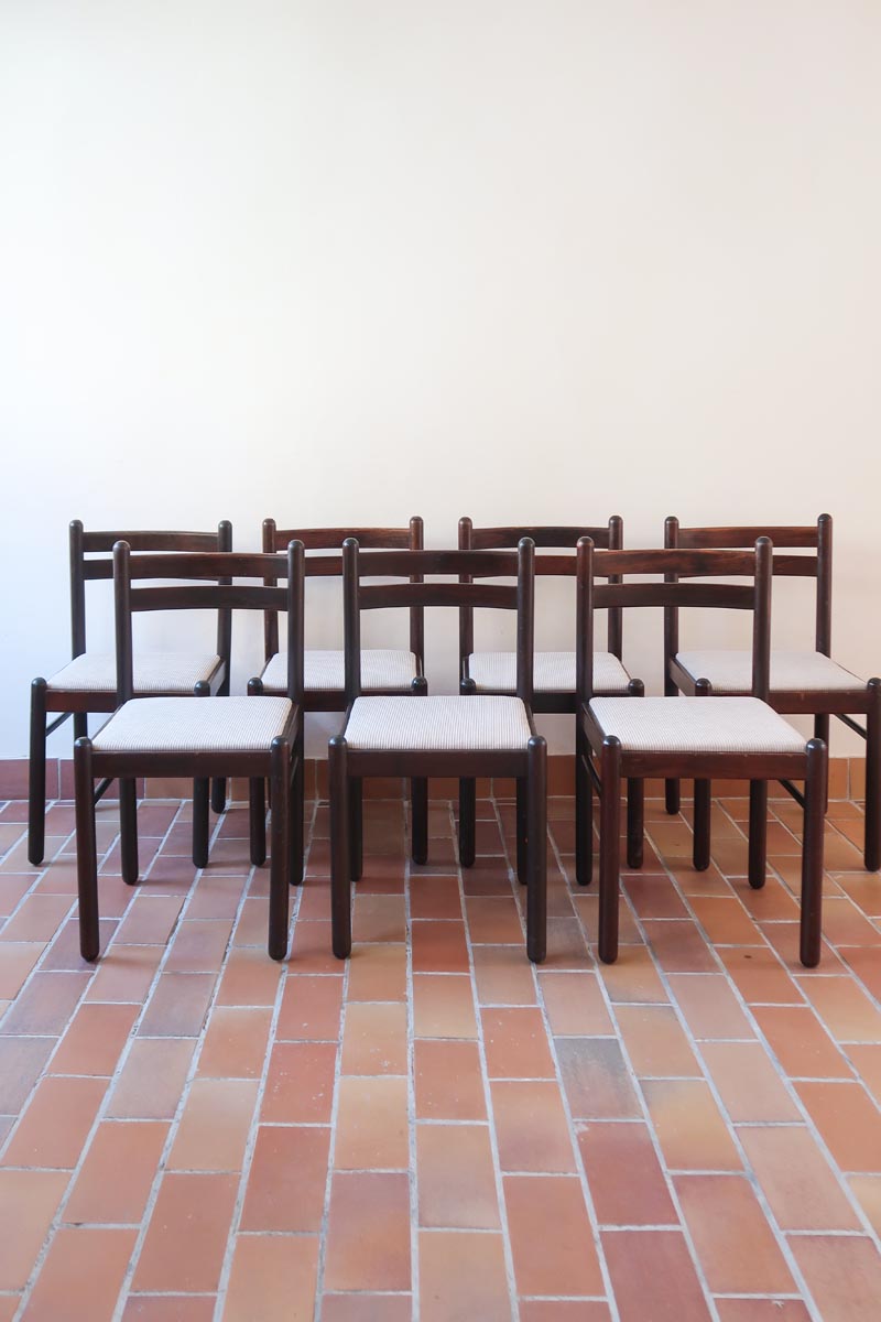 Lot de six chaises vintage en chêne massif teinté foncé avec assise en tissu clair à fines rayures, au design épuré et intemporel, présentées seules et en mise en situation.